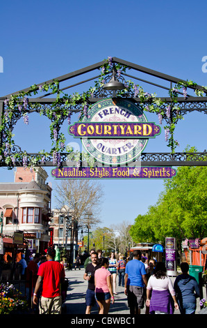 French Quarter Courtyard signe la décoration et les touristes à Universal Studios Orlando Mardi Gras annuel, en Floride Banque D'Images