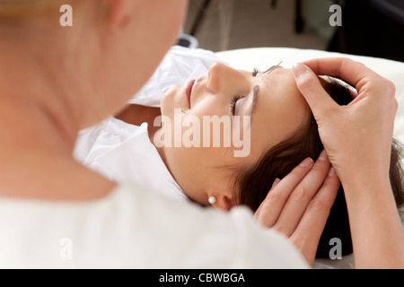 Sur l'épaulement tourné d'acupuncteur professionnel plaçant face à l'aiguille du patient Banque D'Images