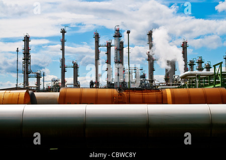 Les colonnes et les tuyaux d'une usine de produits chimiques Banque D'Images