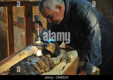 Zahi Hawass examinant King Tut maman à l'intérieur de la tombe du roi Tut dans la Vallée des Rois à Louxor, Egypte Banque D'Images