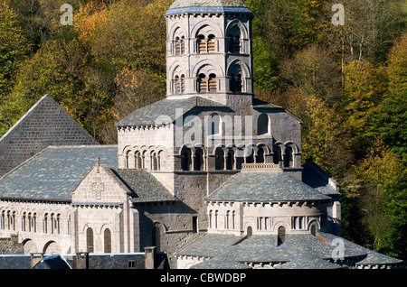 Basilique notre Dame d'Orcival. Parc naturel régional des volcans d'auvergne. Puy de Dôme. Auvergne Rhone Alpes. France Banque D'Images