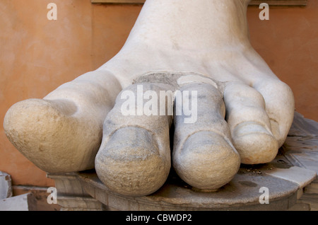 Pied de la gigantesque statue de l'empereur Constantin au Palazzo dei Conservatori au Musées du Capitole, Rome, Italie Banque D'Images