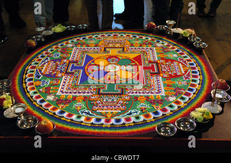 Le formulaire de Chenrézig mandala de sable créé par des moines tibétains à l'Église unitarienne est détruit au cours du festival de musique sacrée Banque D'Images