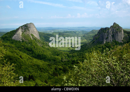 Auvergne : Tuilière et Sanadoire cheminées volcaniques en Auvergne, France, Europe Banque D'Images