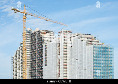 Grand Site de construction résidentielle avec grande grue Banque D'Images