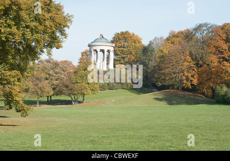 Monopteros dans le jardin anglais aux couleurs de l'automne Banque D'Images