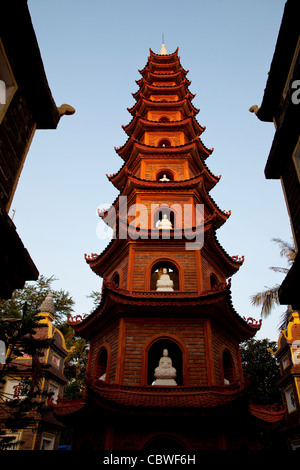 Chua Tran Quoc et la Pagode Tran Quoc, sur le Lac Ho Tay ou lac de l'Ouest, Hanoi, Vietnam, Asie Banque D'Images