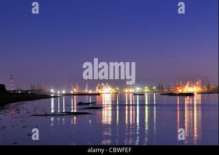 Chantier naval dans la nuit Banque D'Images