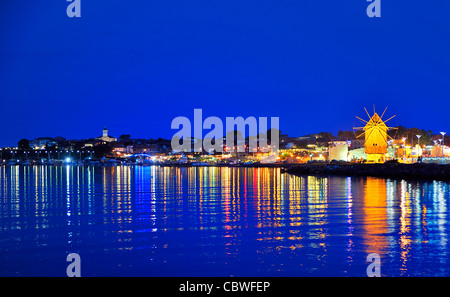 Ancien moulin nesebar dans la nuit Banque D'Images