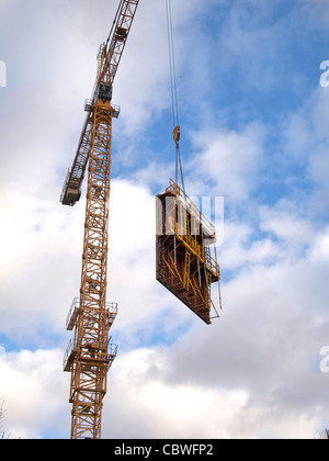 Plan à angle bas d'une grue de construction capturée sur un nuageux Banque D'Images