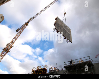 Plan à angle bas d'une grue de construction capturée sur un nuageux Banque D'Images