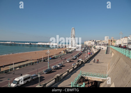 Vue vers le palais de Brighton Pier, le long de route de Madère sur le front de mer de Brighton, East Sussex, UK. Banque D'Images