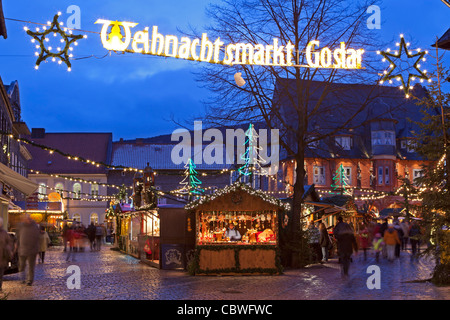 Marché de Noël sur la place du marché de Goslar, Harz, Basse-Saxe, Allemagne Banque D'Images