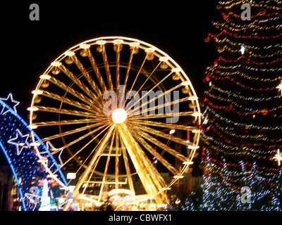 Grande roue d'une fête foraine à Clermont-Ferrand, France, Europe la nuit Banque D'Images
