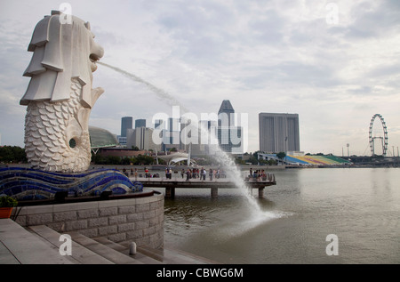 Vue urbaine de la ville de Singapour, en Asie avec des bâtiments modernes et des gratte-ciel, de la mer et de l'eau Fontaine Banque D'Images