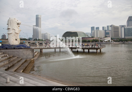 Vue urbaine de la ville de Singapour, en Asie avec des bâtiments modernes et des gratte-ciel près de la mer Banque D'Images