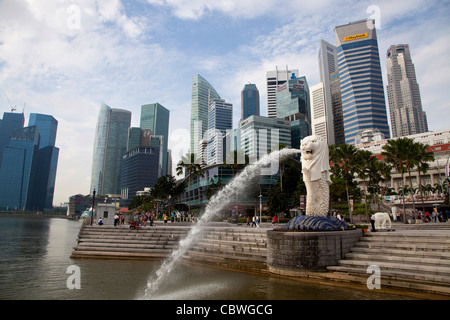 Vue urbaine de la ville de Singapour, en Asie avec des bâtiments modernes et des gratte-ciel, de la mer et de l'eau Fontaine Banque D'Images