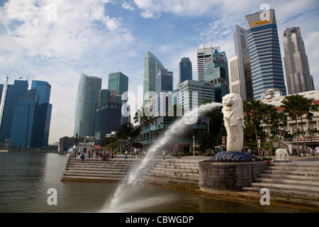 Vue urbaine de la ville de Singapour, en Asie avec des bâtiments modernes et des gratte-ciel, de la mer et de l'eau Fontaine Banque D'Images