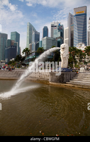 Vue urbaine de la ville de Singapour, en Asie avec des bâtiments modernes et des gratte-ciel, de la mer et de l'eau Fontaine Banque D'Images