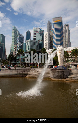 Vue urbaine de la ville de Singapour, en Asie avec des bâtiments modernes et des gratte-ciel, de la mer et de l'eau Fontaine Banque D'Images