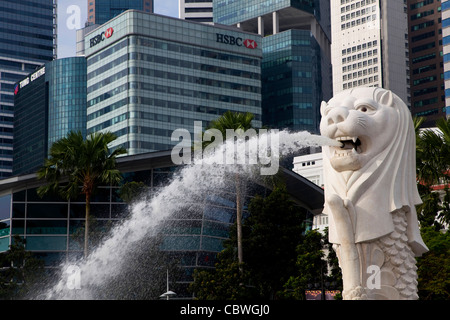 Vue urbaine de la ville de Singapour, en Asie avec des bâtiments modernes et des gratte-ciel, de la mer et de l'eau Fontaine Banque D'Images