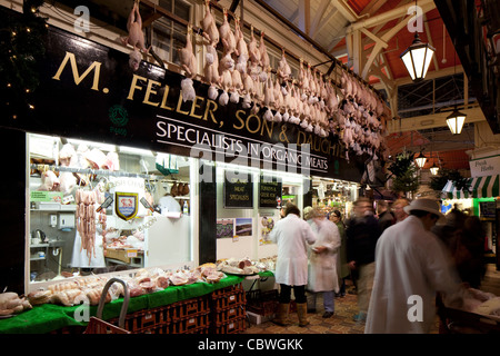 Fellers, bouchers bio dans le marché couvert d'Oxford avec les dindes de Noël de raccrocher Banque D'Images