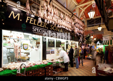 Fellers, bouchers bio dans le marché couvert d'Oxford avec les dindes de Noël de raccrocher Banque D'Images