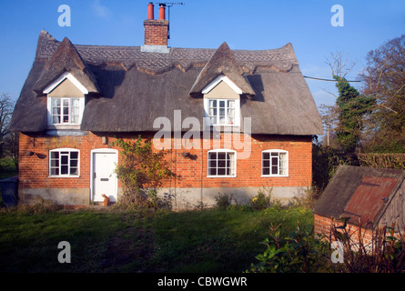 Chalet de briques rouges de chaume, Sutton, Suffolk, Angleterre Banque D'Images