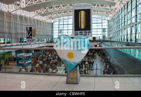 La sculpture à l'intérieur de l'aérogare à l'Aéroport International Ezeiza, Buenos Aires, Argentine Banque D'Images