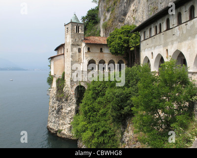 Monastère de l'ermitage de Santa Caterina del Sasso sur le lac Majeur Banque D'Images