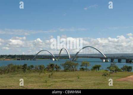 Brasilia, Brésil. Le pont Juscelino Kubitschek, également connu sous le nom de Ponte JK, Ponte Novo, traversant le Lago Sul. Banque D'Images