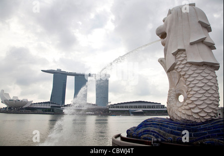 Vue urbaine de la ville de Singapour, en Asie avec des bâtiments modernes et des gratte-ciel, de la mer et de l'eau Fontaine Banque D'Images