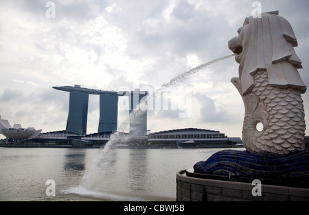 Vue urbaine de la ville de Singapour, en Asie avec des bâtiments modernes et des gratte-ciel, de la mer et de l'eau Fontaine Banque D'Images