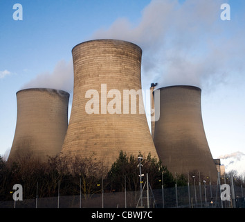 L'augmentation de la vapeur des tours de refroidissement, Didcot centrale thermique au charbon, Berkshire, Angleterre Banque D'Images