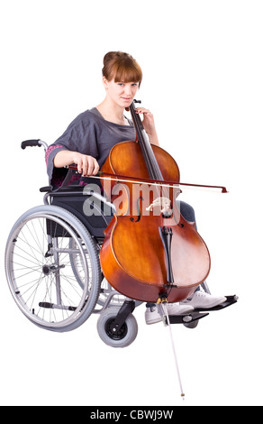 Fille non valide avec violoncelle sur fauteuil roulant isolated on white Banque D'Images