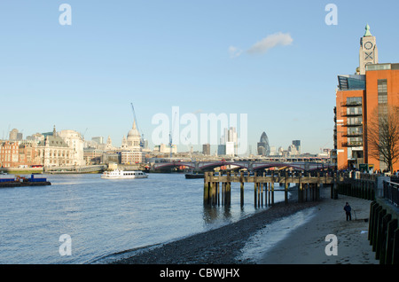 Tamise London Skyline de City Central London Uk St Paul, la tour Swiss Re et Oxo Tower en arrière-plan. Forehsore Thames Banque D'Images