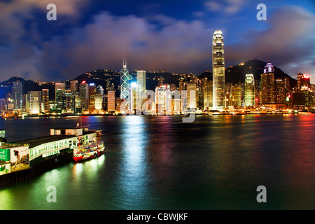 Le port de Hong Kong la nuit de réflexion Star Ferry de Kowloon Banque D'Images