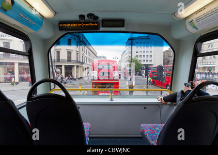 Équitation sur un bus à impériale, au centre de Londres. Banque D'Images