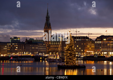 Avis de Hambourg, avec l'ensemble de l'Hôtel de ville (Inner Alster lac Binnenalster) juste avant Noël Banque D'Images