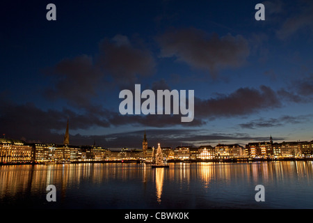 Avis de Hambourg, avec l'ensemble de l'Hôtel de ville (Inner Alster lac Binnenalster) juste avant Noël Banque D'Images