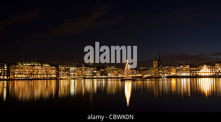 Avis de Hambourg, avec l'ensemble de l'Hôtel de ville (Inner Alster lac Binnenalster) juste avant Noël Banque D'Images