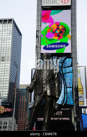 Portrait ensoleillée George M. Cohan Statue, vers des mesures TKTS annonces néon, 7e Avenue, Broadway, Times Square, New York Banque D'Images