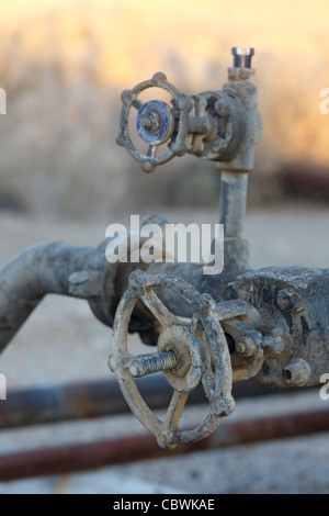 Close up of vales sur une tête de puits de pétrole sur un puits de pétrole sur le champ pétrolifère de Midway-Sunset près de Taft, en Californie. Banque D'Images