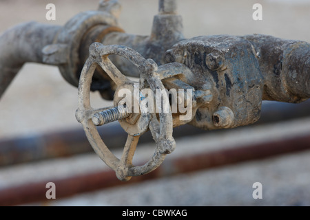 Close up of vales sur une tête de puits de pétrole sur un puits de pétrole sur le champ pétrolifère de Midway-Sunset près de Taft, en Californie. Banque D'Images