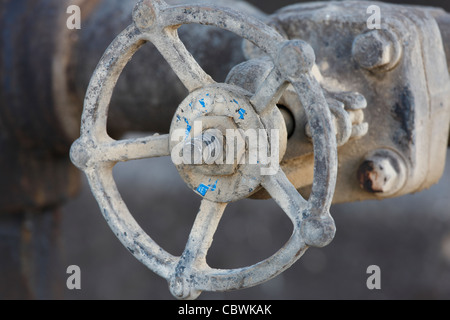 Close up of vales sur une tête de puits de pétrole sur un puits de pétrole sur le champ pétrolifère de Midway-Sunset près de Taft, en Californie. Banque D'Images