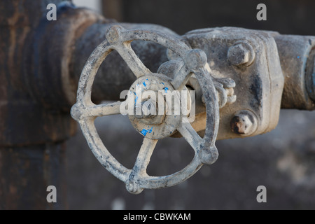 Close up of vales sur une tête de puits de pétrole sur un puits de pétrole sur le champ pétrolifère de Midway-Sunset près de Taft, en Californie. Banque D'Images