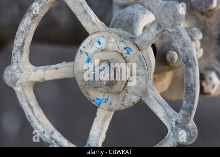 Close up of vales sur une tête de puits de pétrole sur un puits de pétrole sur le champ pétrolifère de Midway-Sunset près de Taft, en Californie. Banque D'Images