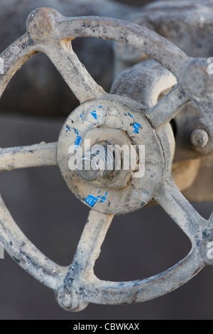 Close up of vales sur une tête de puits de pétrole sur un puits de pétrole sur le champ pétrolifère de Midway-Sunset près de Taft, en Californie. Banque D'Images