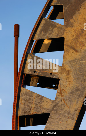 Pompe à huile sur un puits de pétrole sur le champ pétrolifère de Midway-Sunset près de Taft, Californie Banque D'Images