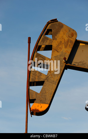 Pompe à huile sur un puits de pétrole sur le champ pétrolifère de Midway-Sunset près de Taft, Californie Banque D'Images